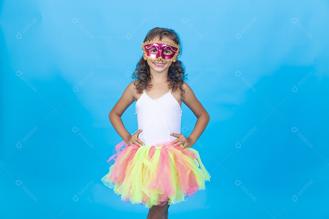 Linda menina com fantasia  carnavalescas  sobre fundo isolado azul.