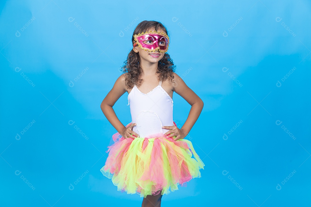 Linda menina com fantasia  carnavalescas  sobre fundo isolado azul.