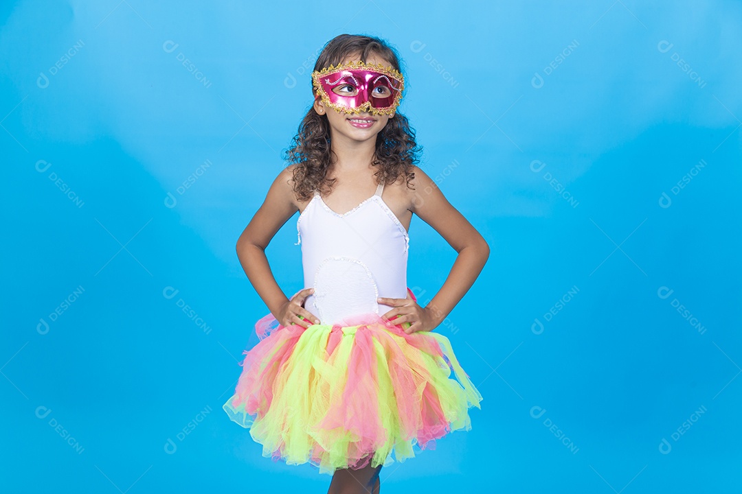 Linda menina com fantasia  carnavalescas  sobre fundo isolado azul.