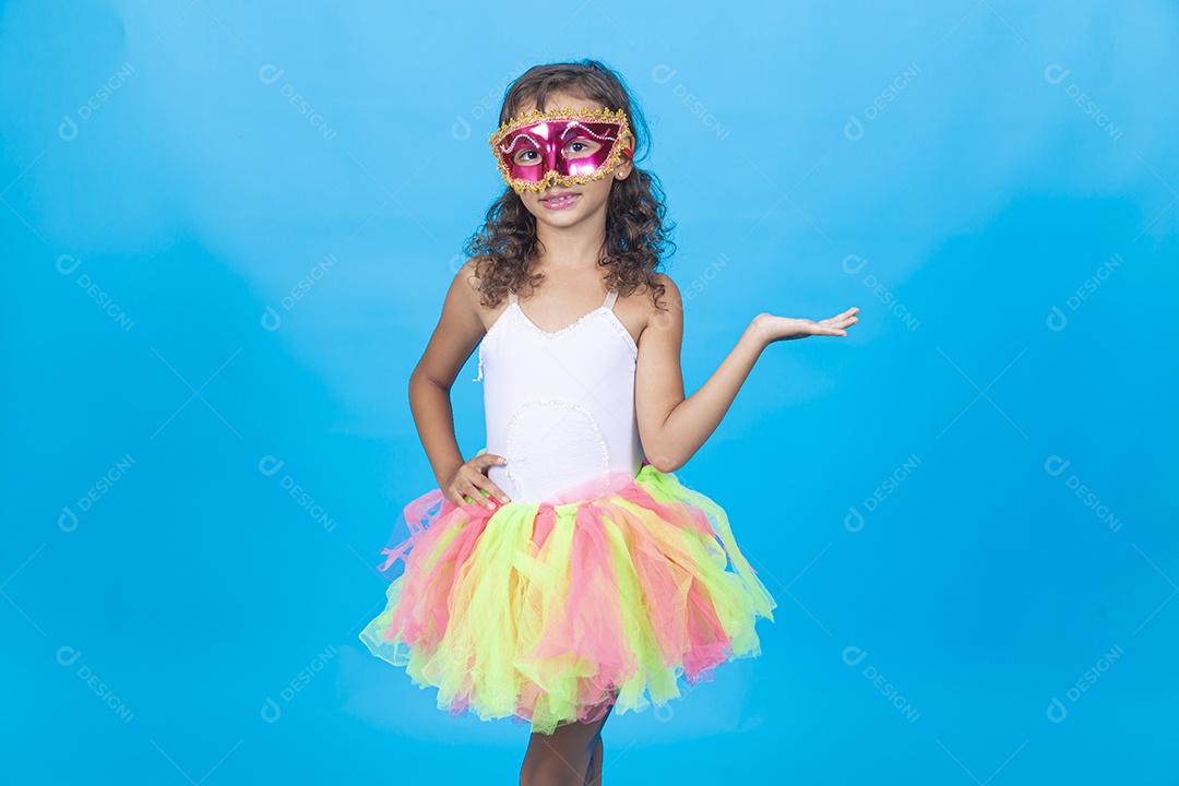 Linda menina com fantasia  carnavalescas  sobre fundo isolado azul.