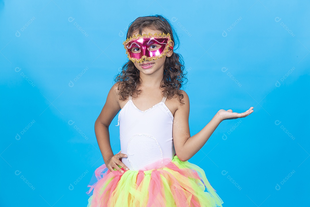 Linda menina com fantasia  carnavalescas  sobre fundo isolado azul.