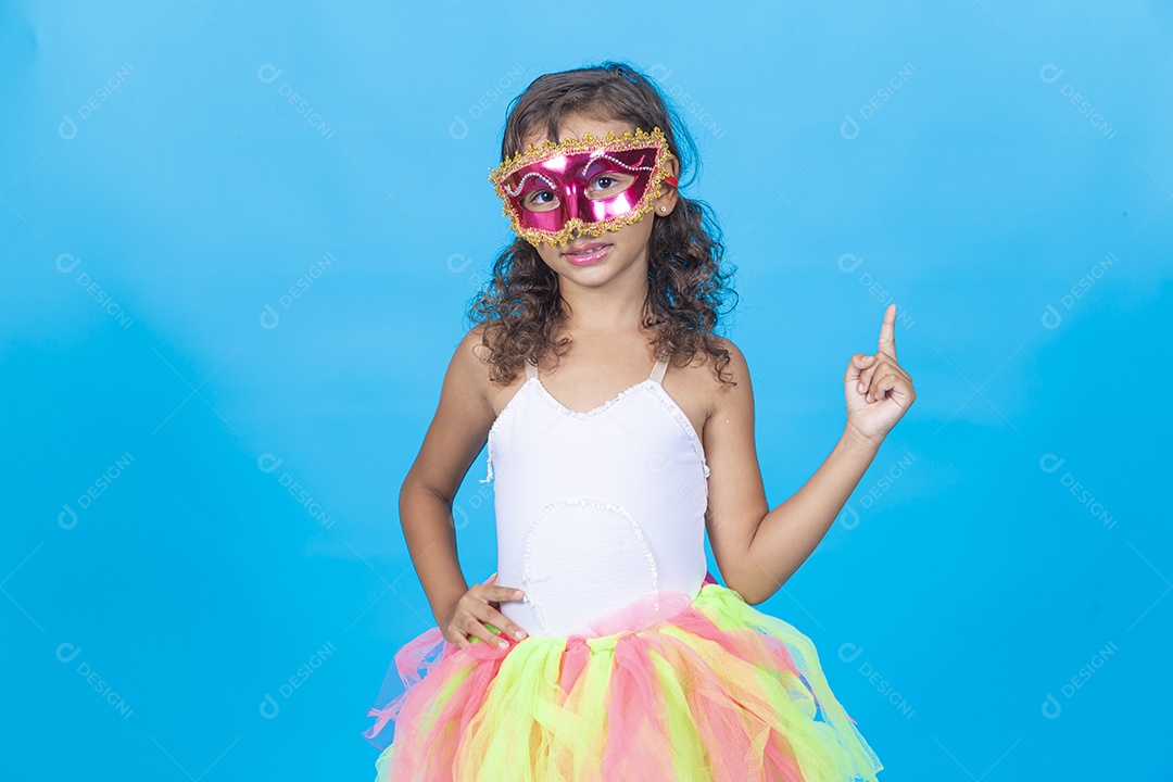Linda menina com fantasia carnavalescas sobre fundo isolado azul.