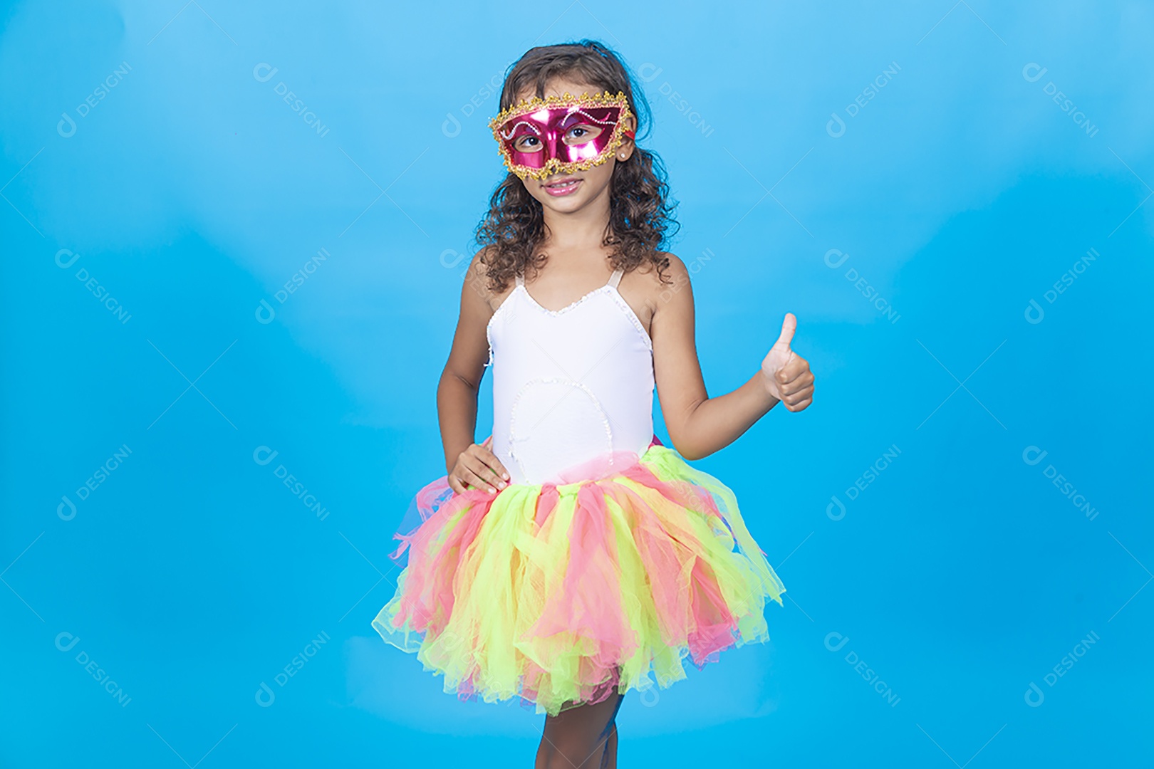 Linda menina com fantasia  carnavalescas  sobre fundo isolado azul.