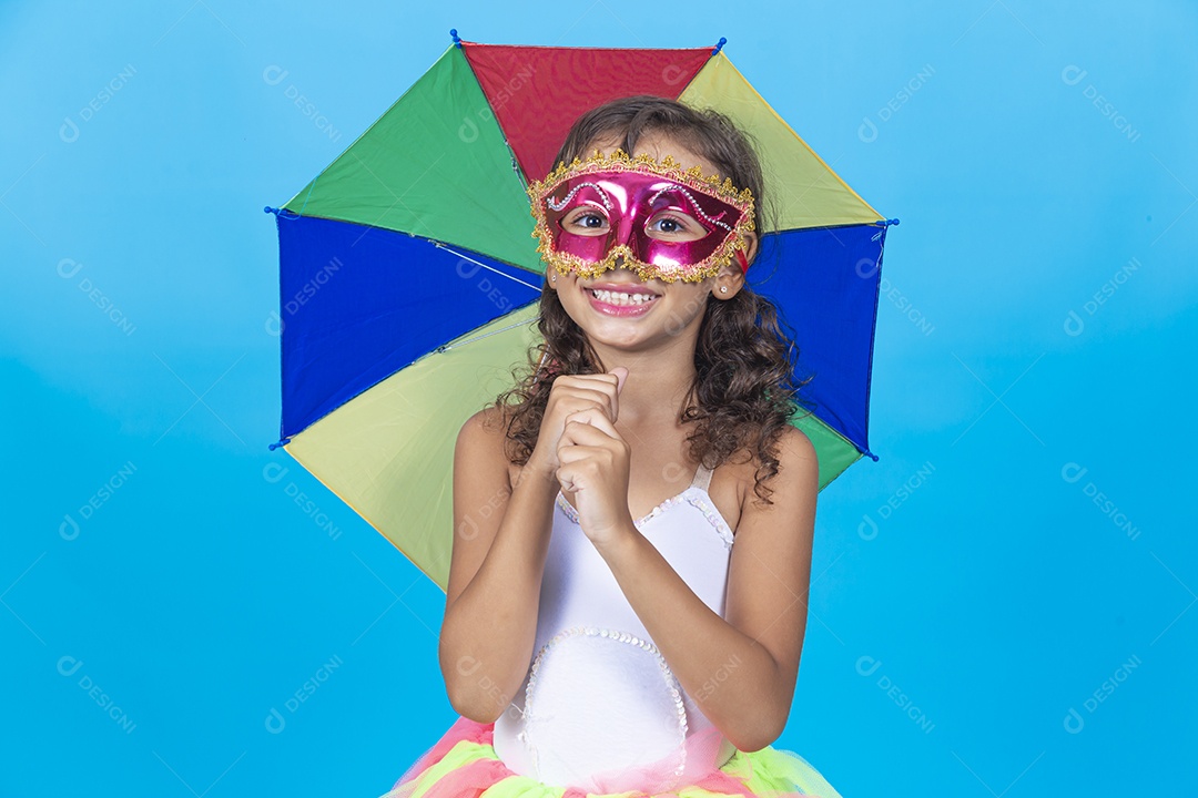Linda menina usando fantasia carnavalesca, estilo frevo sobre fundo isolado azul.