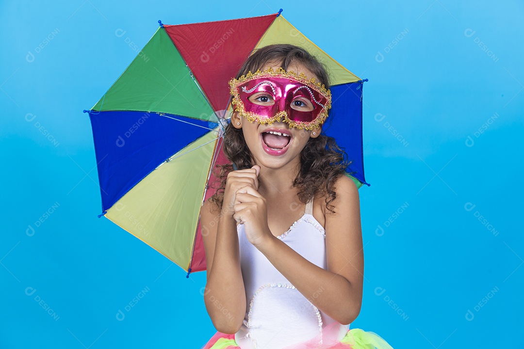 Linda menina usando fantasia carnavalesca, estilo frevo sobre fundo isolado azul.
