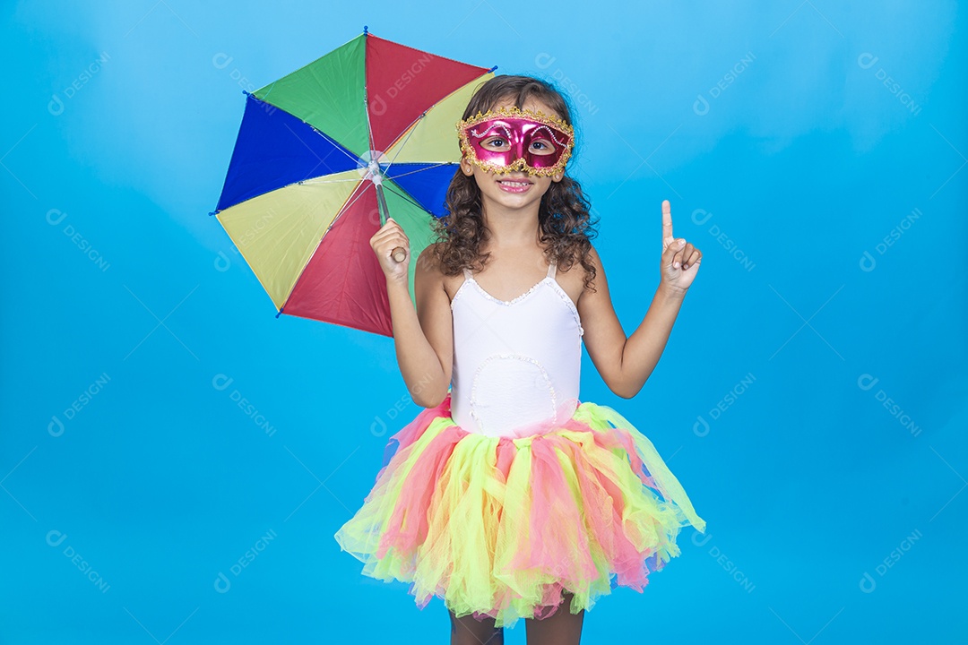 Linda menina usando fantasia carnavalesca, estilo frevo sobre fundo isolado azul.
