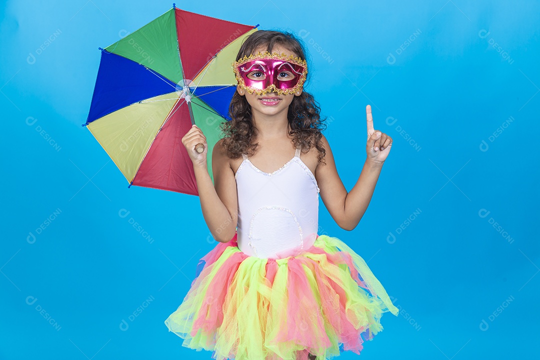 Linda menina usando fantasia carnavalesca, estilo frevo sobre fundo isolado azul.
