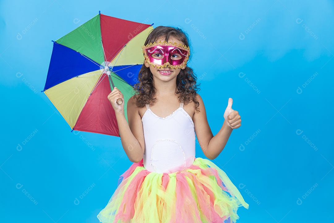 Linda menina usando fantasia carnavalesca, estilo frevo sobre fundo isolado azul.