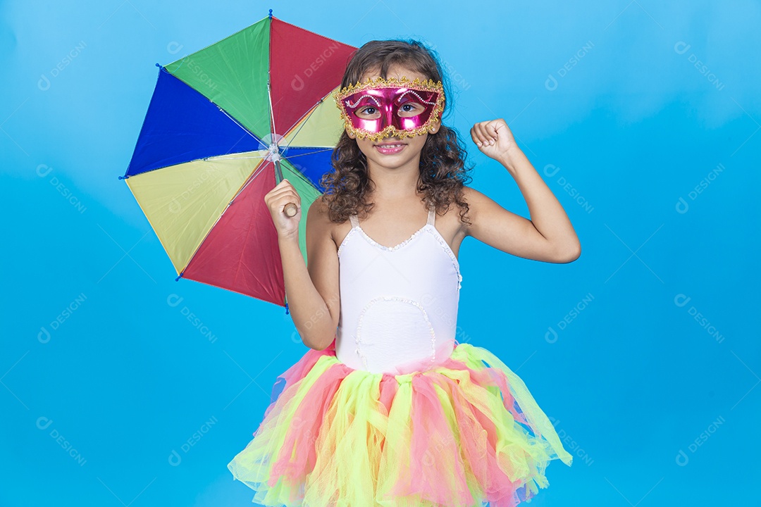 Linda menina usando fantasia carnavalesca, estilo frevo sobre fundo isolado azul.