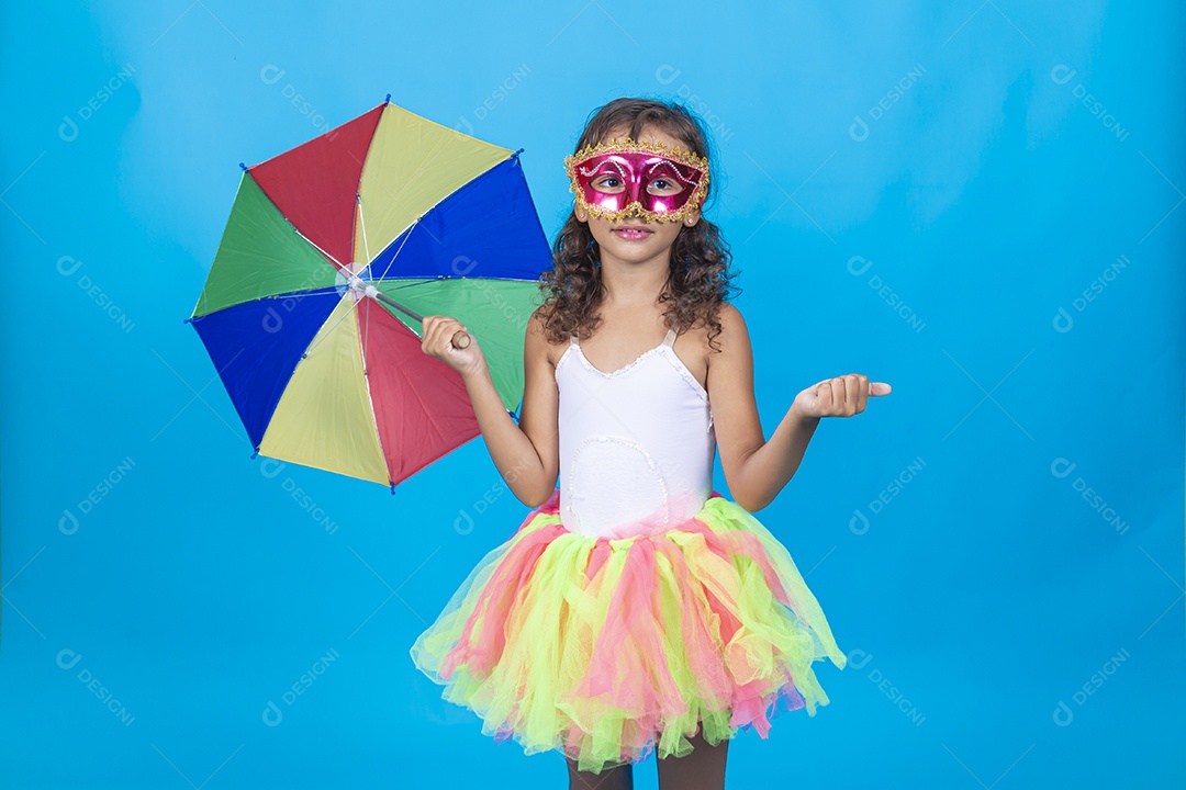 Linda menina usando fantasia carnavalesca, estilo frevo sobre fundo isolado azul.