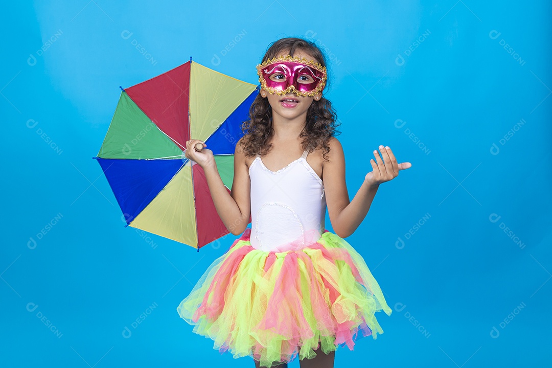 Linda menina usando fantasia carnavalesca, estilo frevo sobre fundo isolado azul.