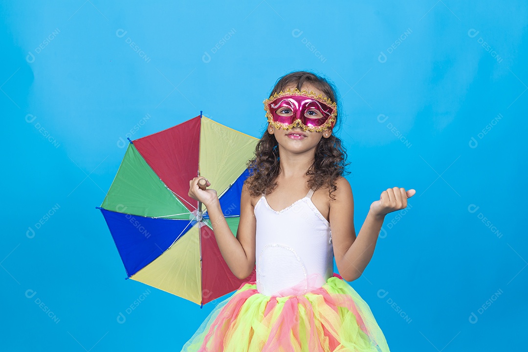 Linda menina usando fantasia carnavalesca, estilo frevo sobre fundo isolado azul.