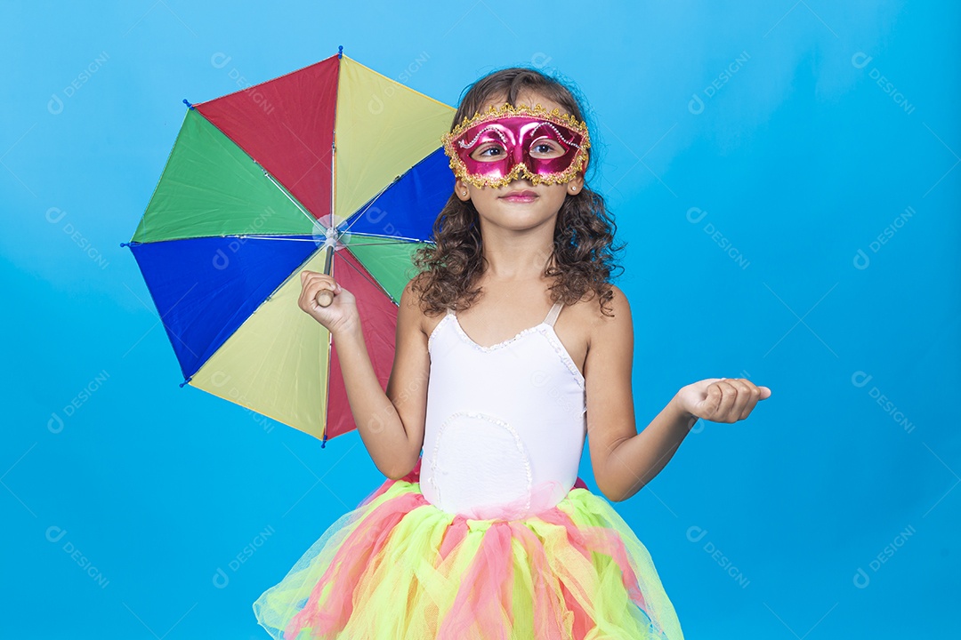 Linda menina usando fantasia carnavalesca, estilo frevo sobre fundo isolado azul.
