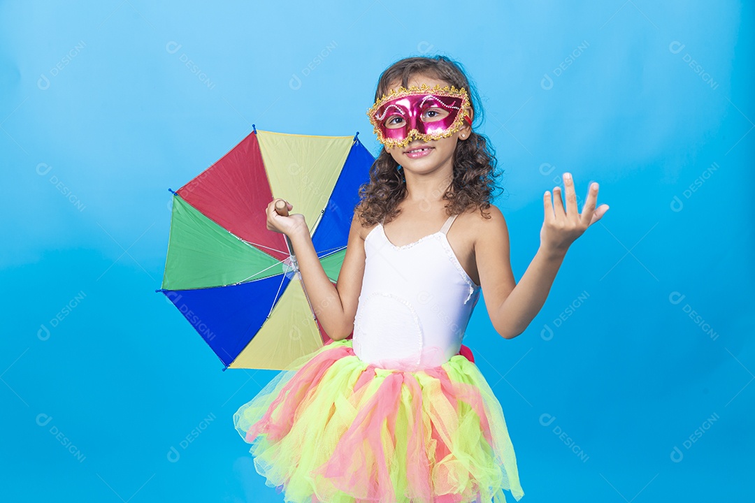 Linda menina usando fantasia carnavalesca, estilo frevo sobre fundo isolado azul.