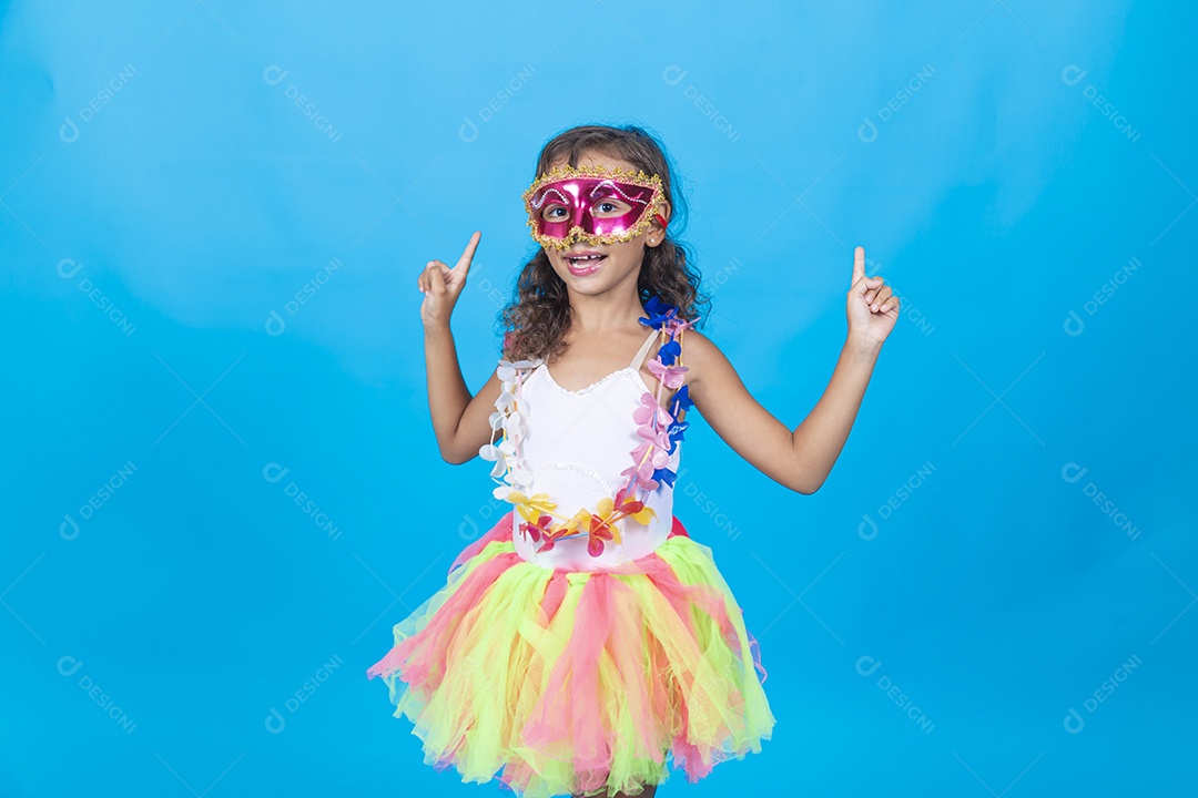 Linda menina com fantasia  carnavalescas  sobre fundo isolado azul.