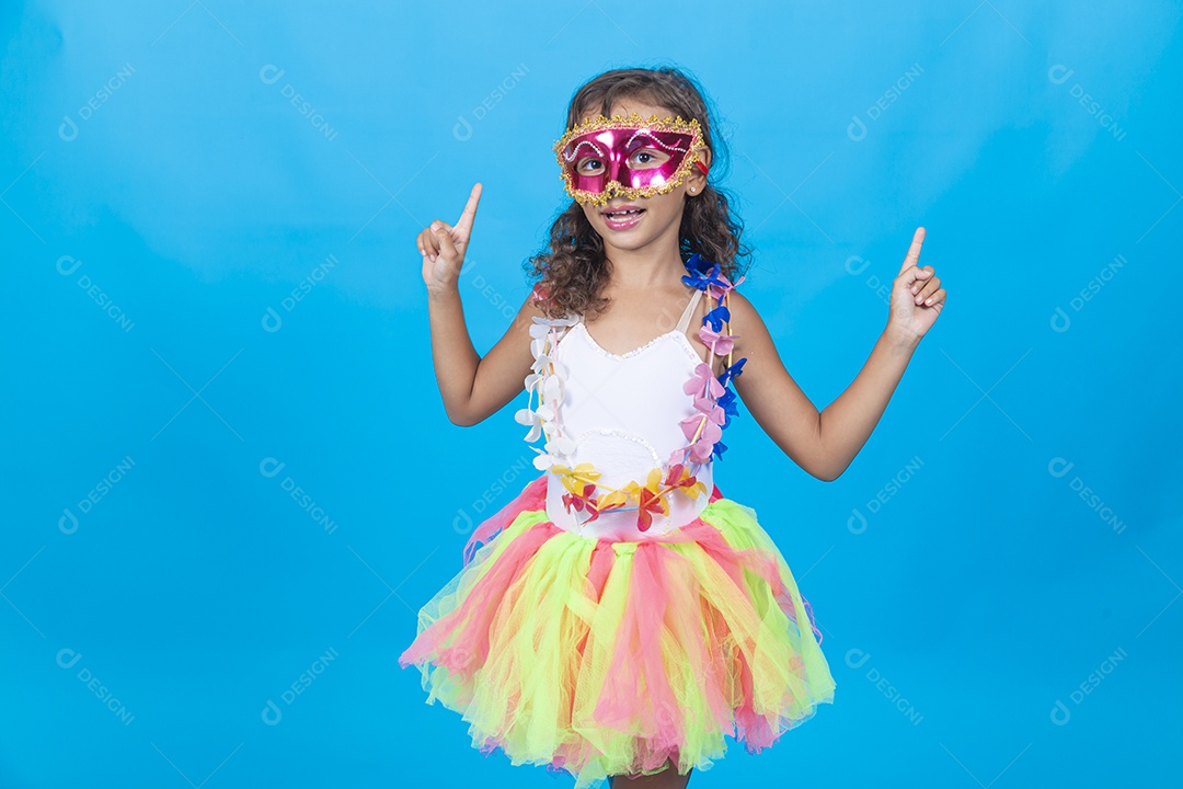 Linda menina com fantasia  carnavalescas  sobre fundo isolado azul.