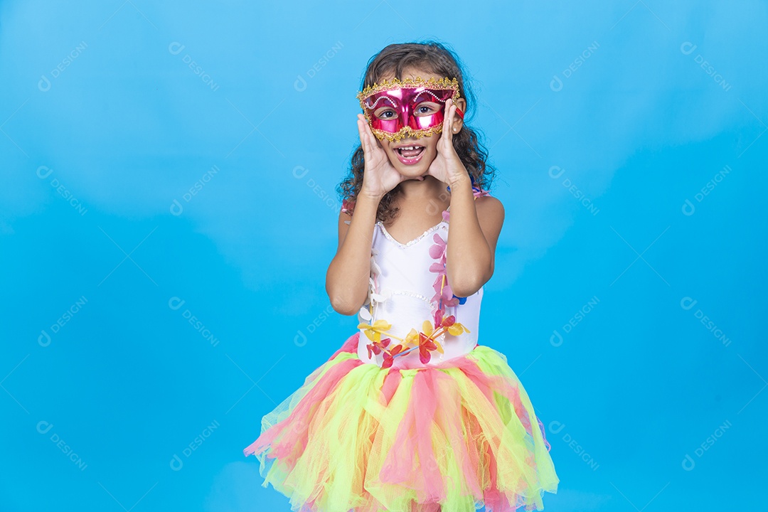 Linda menina com fantasia  carnavalescas  sobre fundo isolado azul.
