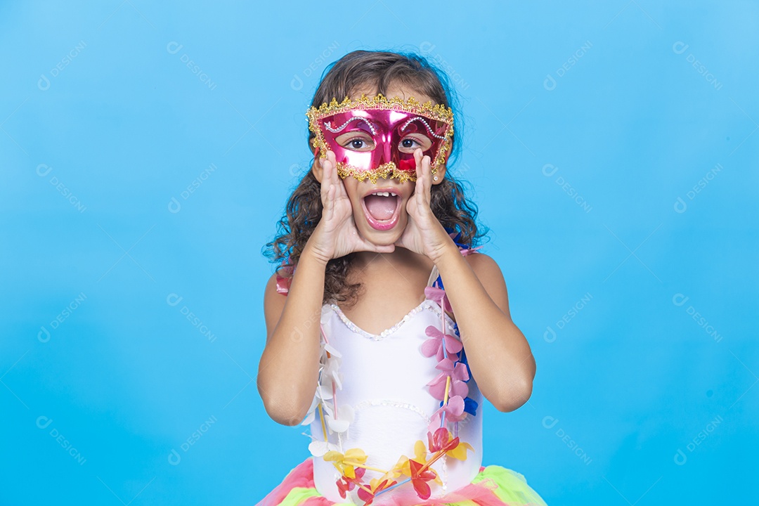 Linda menina com fantasia  carnavalescas  sobre fundo isolado azul.