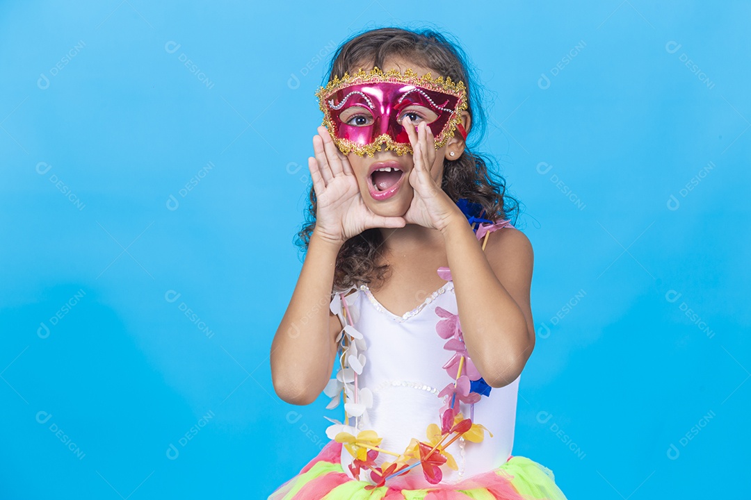 Linda menina com fantasia  carnavalescas  sobre fundo isolado azul.