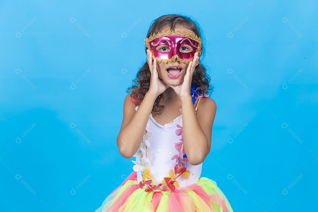 Linda menina com fantasia  carnavalescas  sobre fundo isolado azul.