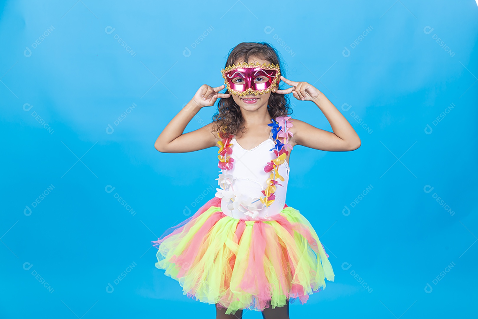 Linda menina com fantasia  carnavalescas  sobre fundo isolado azul.