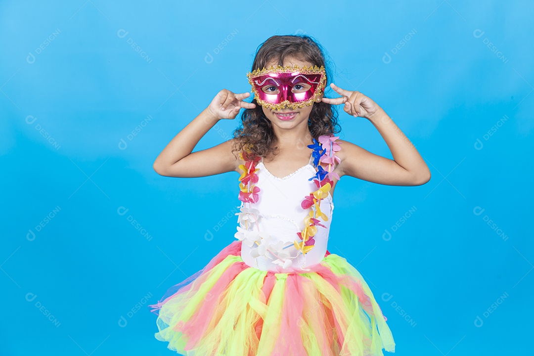 Linda menina com fantasia  carnavalescas  sobre fundo isolado azul.