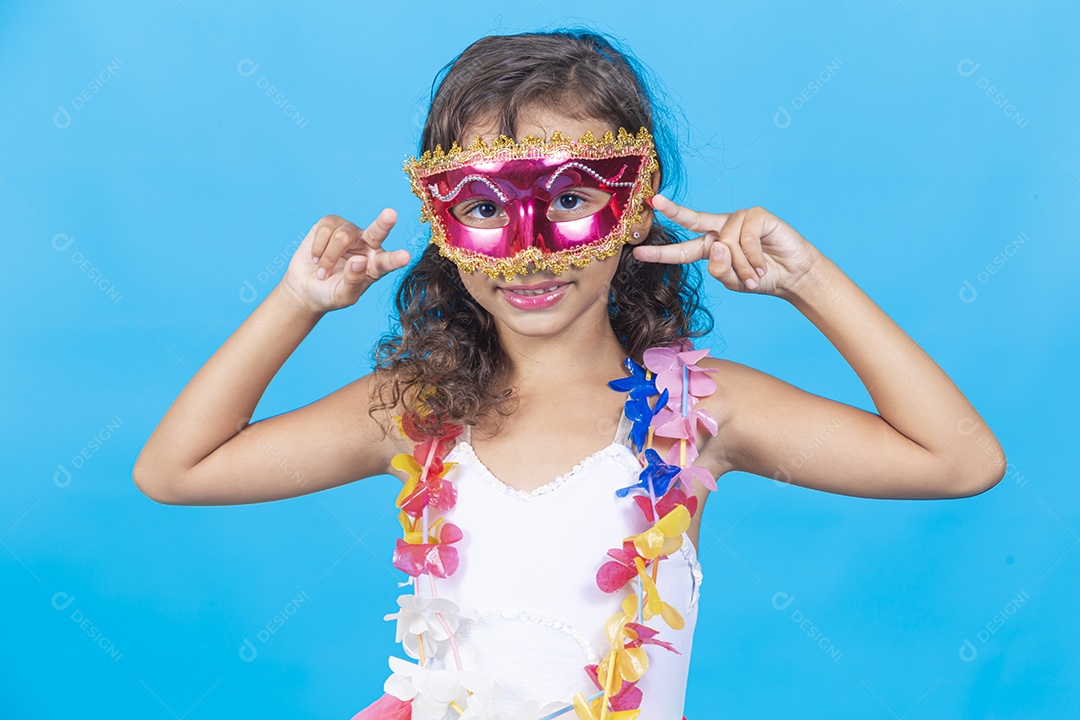 Linda menina com fantasia  carnavalescas  sobre fundo isolado azul.