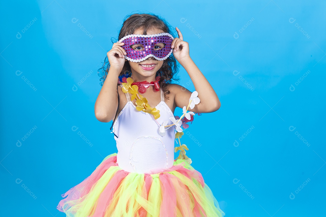 Linda menina com fantasia  carnavalescas  sobre fundo isolado azul.