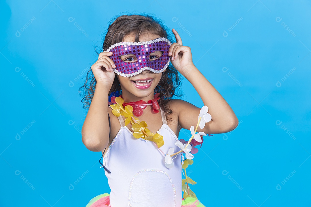 Linda menina com fantasia  carnavalescas  sobre fundo isolado azul.