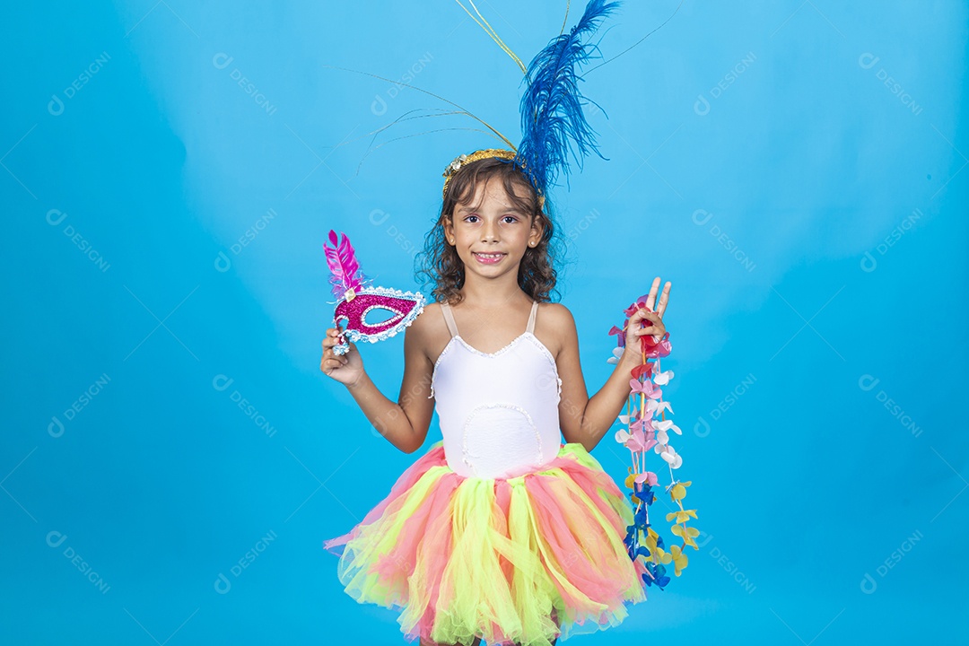 Linda menina com fantasias carnavalescas sobre fundo isolado azul.