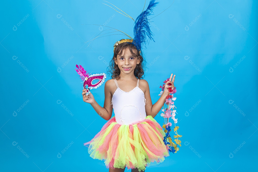 Linda menina com fantasias carnavalescas sobre fundo isolado azul.