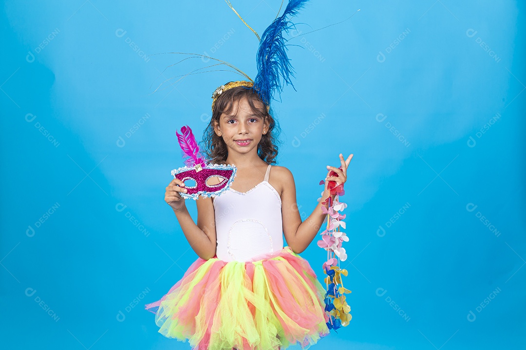 Linda menina com fantasias carnavalescas sobre fundo isolado azul.