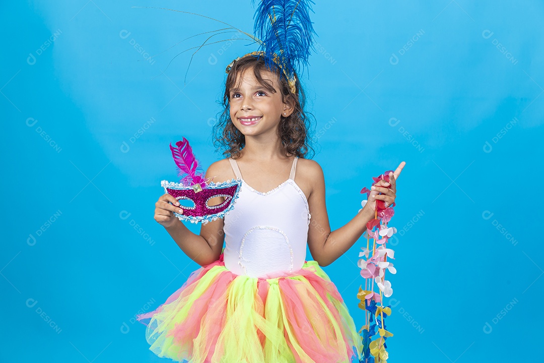 Linda menina com fantasias carnavalescas sobre fundo isolado azul.
