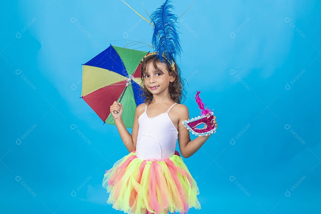 Linda menina com fantasia carnavalescas, estilo frevo sobre fundo isolado azul.