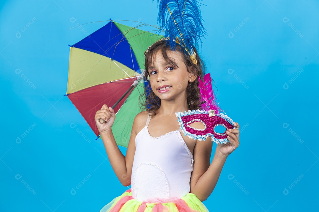 Linda menina com fantasia carnavalescas, estilo frevo sobre fundo isolado azul.