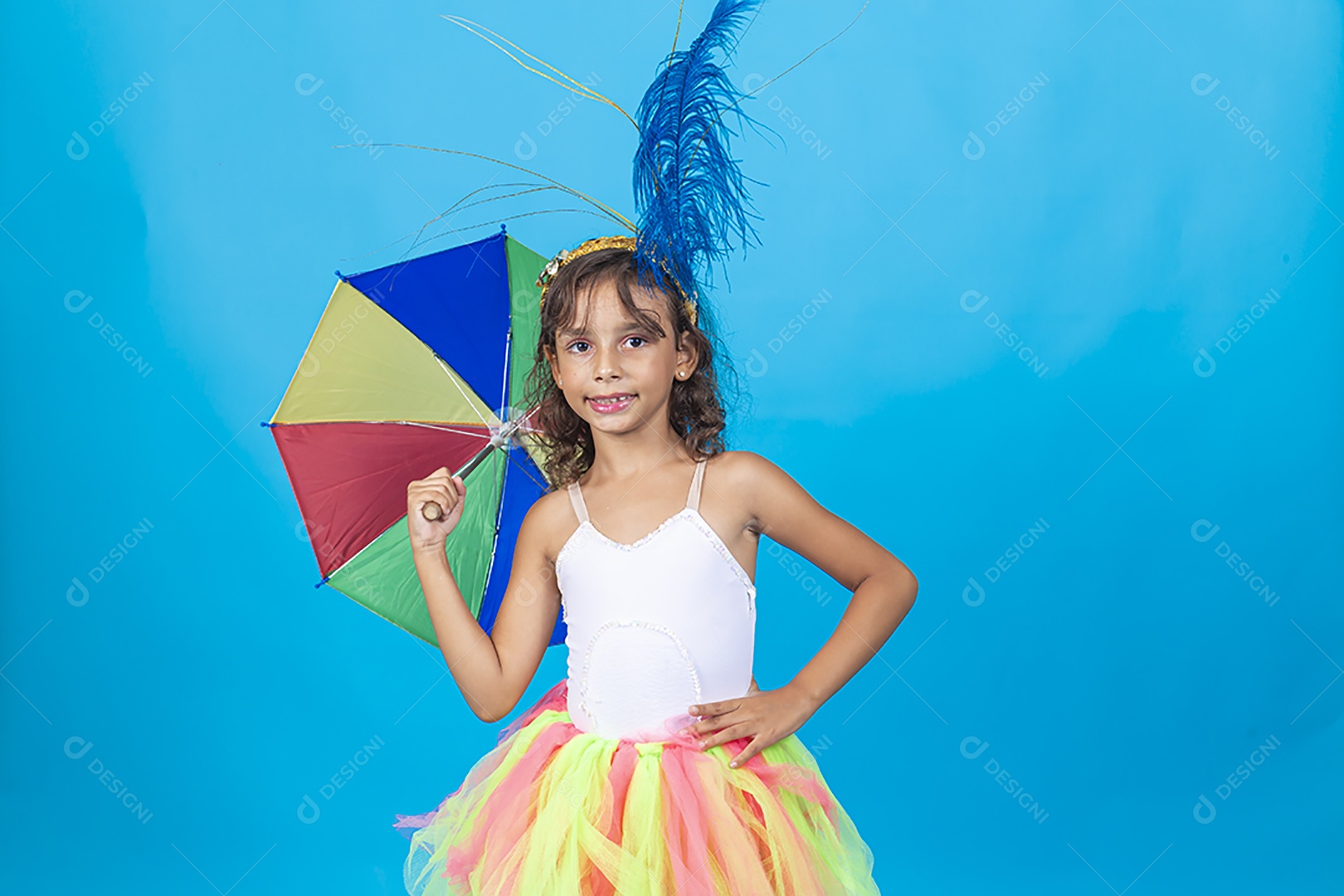 Linda menina com fantasia carnavalescas, estilo frevo sobre fundo isolado azul.