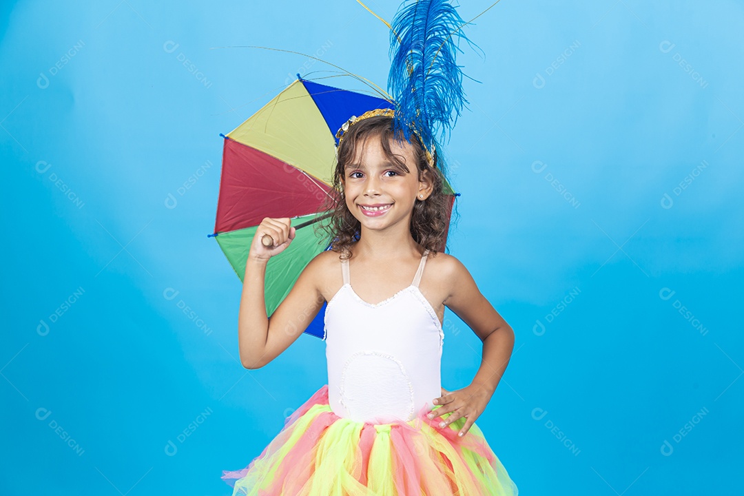 Linda menina com fantasia carnavalescas, estilo frevo sobre fundo isolado azul.