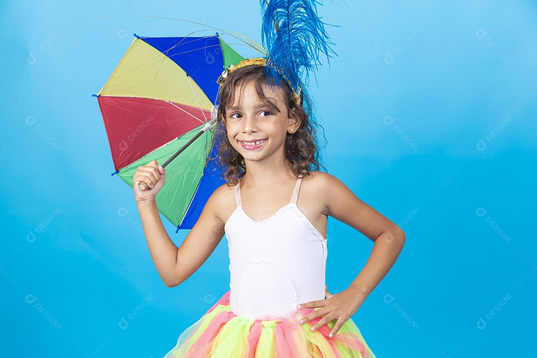 Linda menina com fantasia carnavalescas, estilo frevo sobre fundo isolado azul.