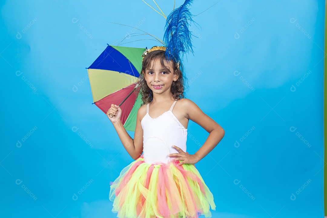 Linda menina com fantasia carnavalescas, estilo frevo sobre fundo isolado azul.