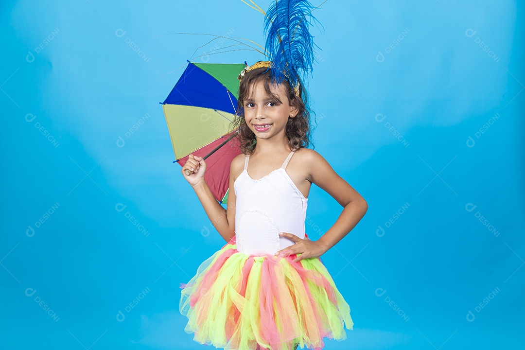 Linda menina com fantasia carnavalescas, estilo frevo sobre fundo isolado azul.