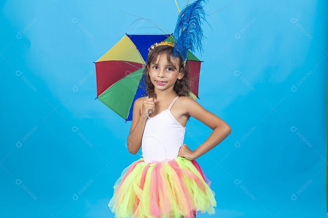 Linda menina com fantasia carnavalescas, estilo frevo sobre fundo isolado azul.