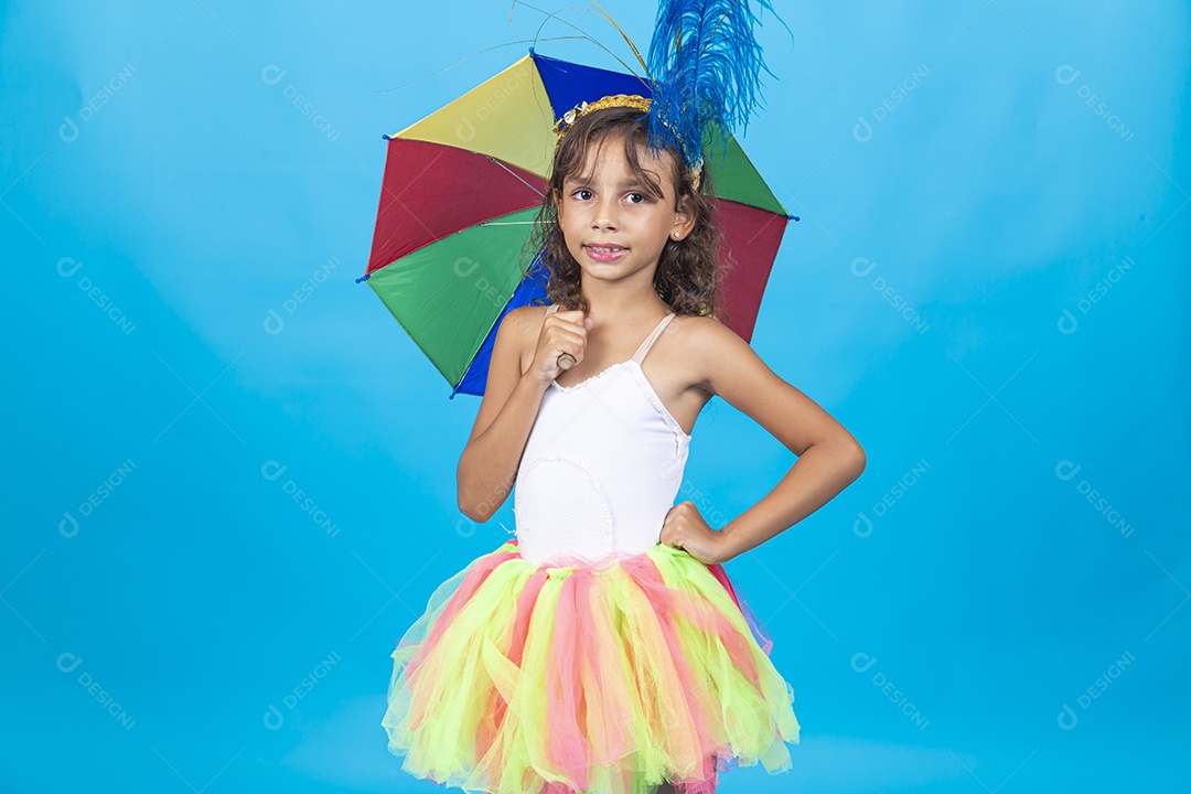 Linda menina com fantasia carnavalescas, estilo frevo sobre fundo isolado azul.