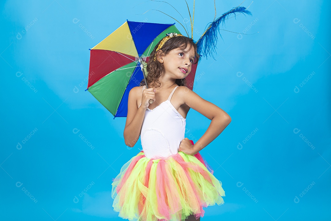 Linda menina com fantasia carnavalescas, estilo frevo sobre fundo isolado azul.