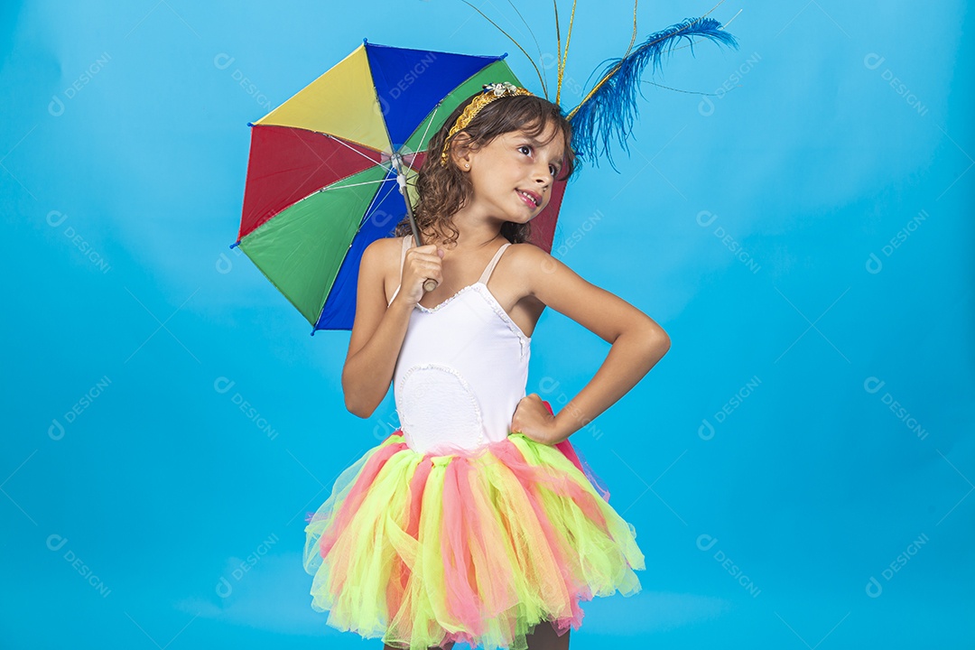 Linda menina com fantasia carnavalescas, estilo frevo sobre fundo isolado azul.