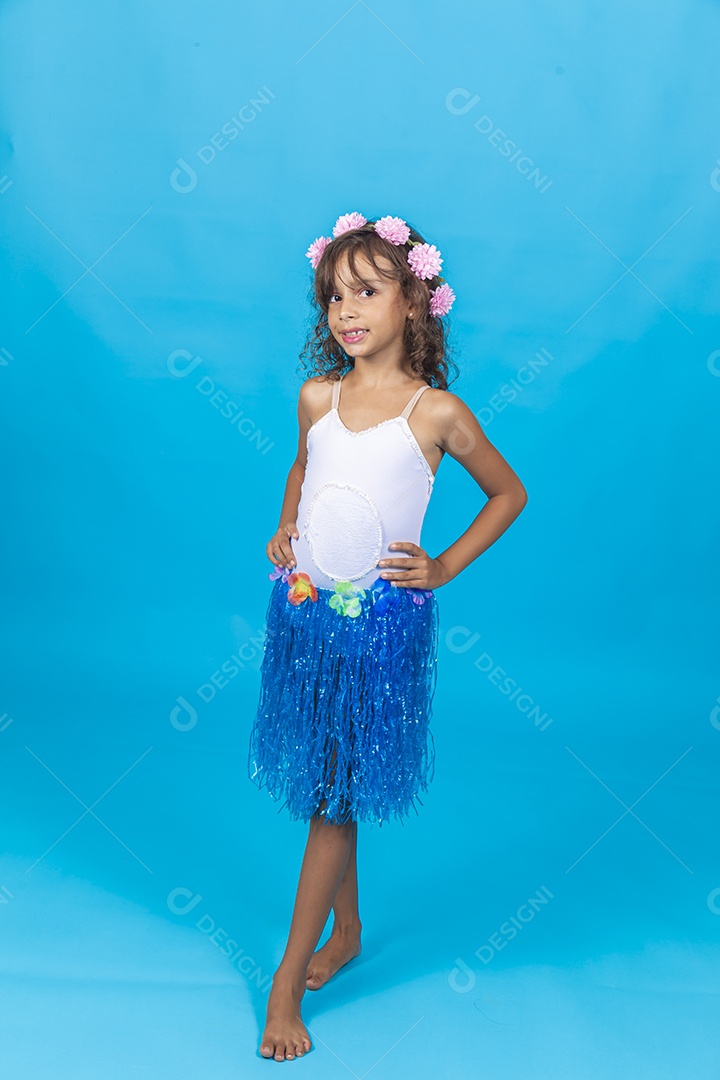 Linda menina com fantasia sobre fundo isolado azul.