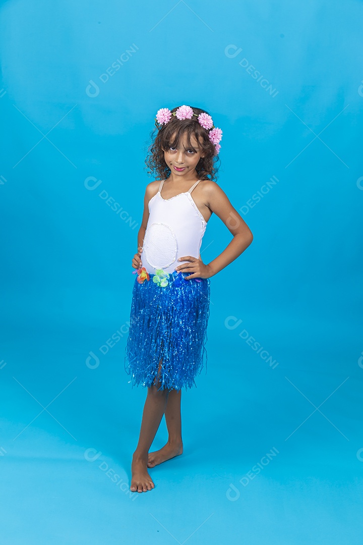 Linda menina com fantasia sobre fundo isolado azul.