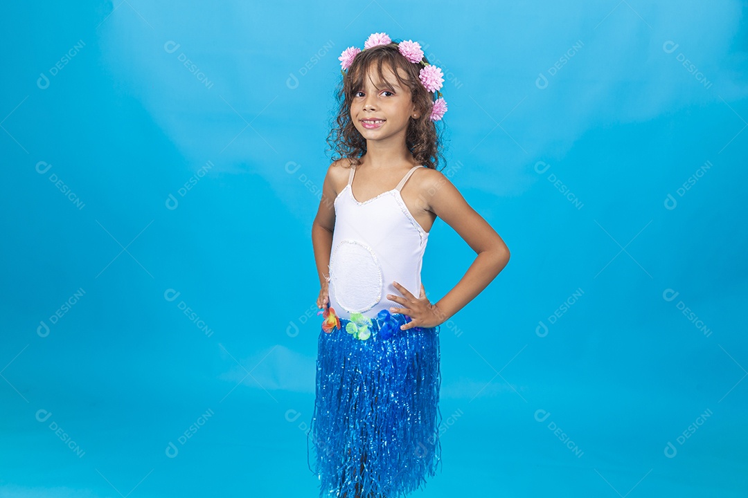 Linda menina com fantasia sobre fundo isolado azul.