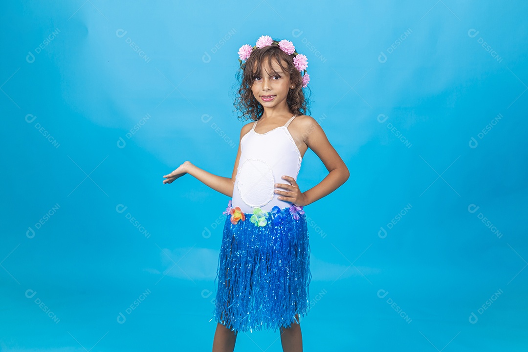Linda menina com fantasia sobre fundo isolado azul.