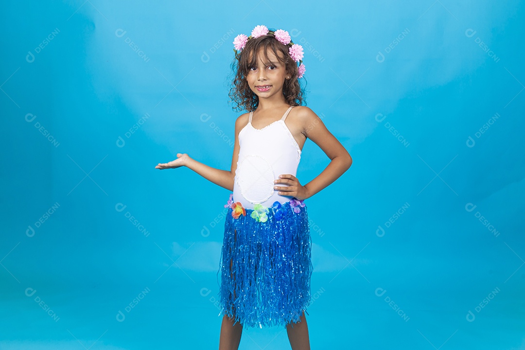 Linda menina com fantasia sobre fundo isolado azul.