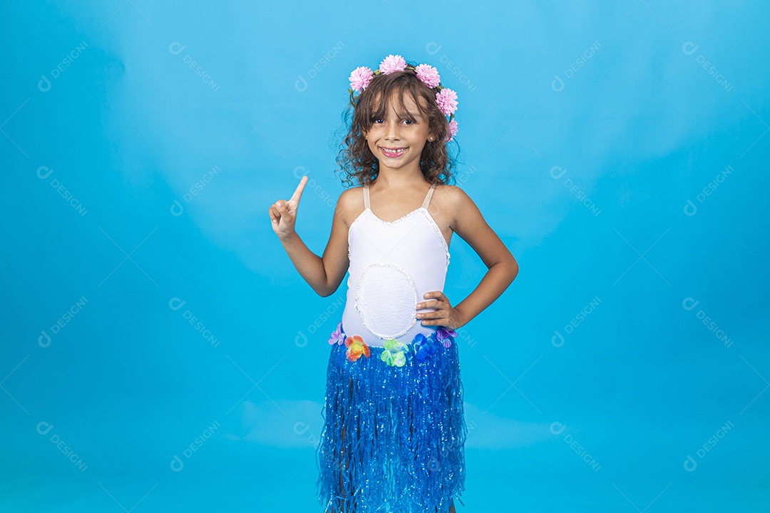Linda menina com fantasia sobre fundo isolado azul.